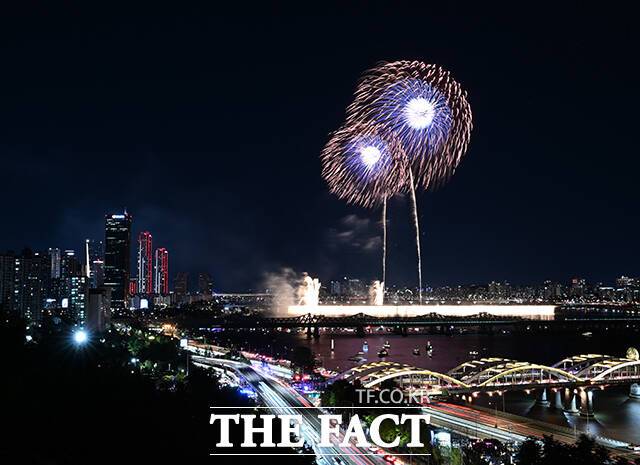 '2026 서울세계불꽃축제'가 5일 오후 서울 여의도 한강공원에서 열린 가운데 불꽃이 서울 밤하늘을 수놓고 있다. /박헌우 기자