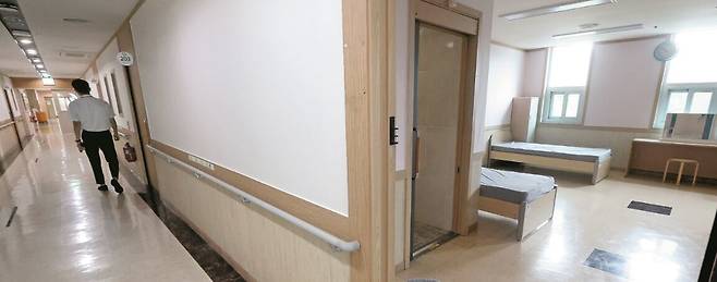 지난달 27일 충남 공주시 국립공주병원 병동에 환자가 없어 병실이 텅 비어 있다. 국립공주병원은 정신건강의학과 전문의 부족으로 병상이 있어도 환자를 받지 못하는 등 운영에 어려움을 겪고 있다. /신현종 기자