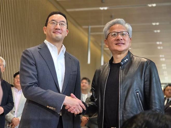 구광모(왼쪽) LG그룹 회장과 젠슨 황 엔비디아 최고경영자(CEO)가 지난 6월8일 서울 여의도 LG트윈타워에서 만나 악수하고 있다. ⓒ데일리안 정진주 기자
