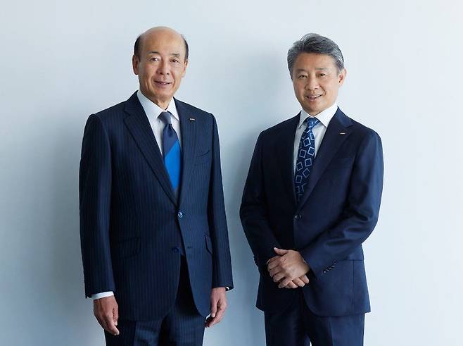 아식스의 히로타 야스히토 회장 겸 CEO(왼쪽)와 토미나가 미츠유키 사장 겸 COO. 미쓰비시상사 출신의 히로타 회장은 2018년 아식스 역사상 첫 외부 출신 사장으로 영입됐다. 2024년부터 회장을 맡고 있다. 아식스 제공