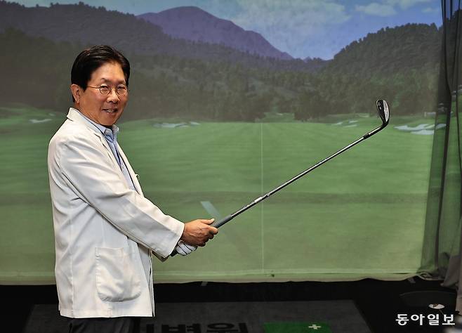 서경묵 센터장이 서울 강서구 부민병원에 마련된 골프 스윙 분석실에서 아이언을 들고 포즈를 취했다. 양회성 기자 yohan@donga.com