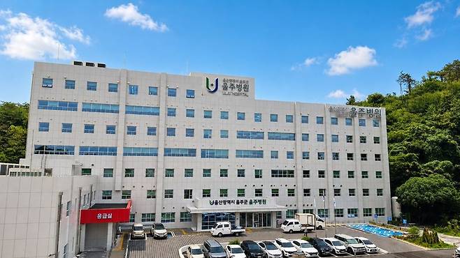 울주군립병원인 '울주병원'이 4일 개원했다. 울주군 온양읍과 서생면 등 병원 응급실이 없어 타 지역 병원을 이용하는 등 의료 공백을 겪어왔던 울주군 남부지역에 큰 도움이 될 전망이다. 울주군 제공