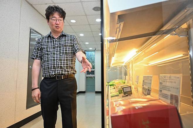 강권수 식약처 위해사범중앙조사단(중조단) 수사팀장이 지난달 31일 서울식약청 별관에서 압수 약품 등에 대해 설명하고 있다. 정다빈 기자