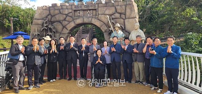 ▲ 바다하늘길 개통식을 마친 함명준 고성군수와 이양수 국회의원, 함명빈 고성군의회 의장, 이지영 강원도의원을 비롯해 김봉룡 부의장, 김형실 의원, 김용주 의원, 진혜련 의원, 안병국 의원, 이재희 의원 등 관계자들이 대섬 앞 이정표에서 축하 기념촬영을 했다.