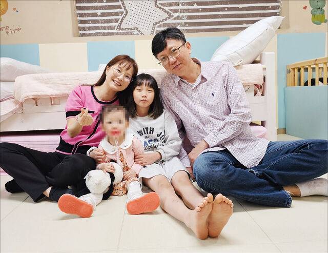 김우석 유보연 부부가 지난 4월 둘째를 만난 보육원에서 처음으로 함께 찍은 사진. 작은 이미지는 지난 6월 부부가 딸들과 함께 나들이를 간 충남 당진 삽교호 함상공원에서 기념 촬영한 모습. 부부 제공