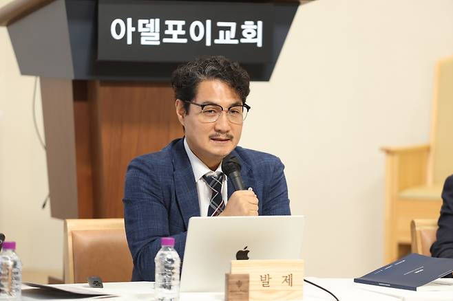 하광민 총신대 교수가 5일 제2회 메가콘퍼런스에서 통일기도운동 연구 결과를 발표하고 있다. 아델포이교회 제공