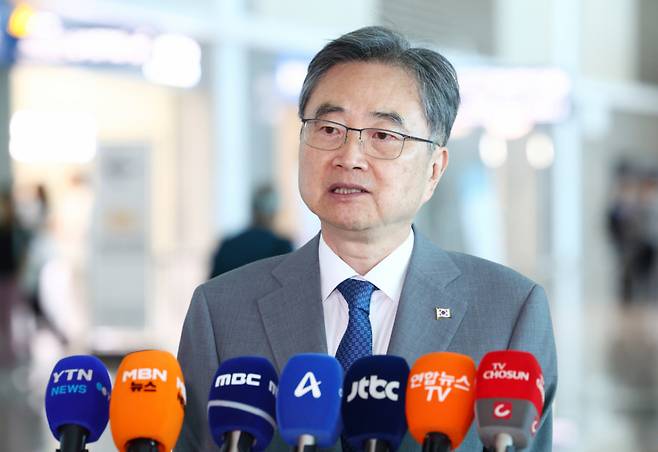 대홍수가 발생한 네팔을 방문하는 조현 외교부 장관이 5일 인천국제공항 제2여객터미널에서 출국 전 도어스테핑을 하고 있다. 조 장관은 현지에서 네팔 외교장관과 회담하고 활동 중인 신속대응팀 및 해외긴급구호대(KDRT)를 격려한다./사진=뉴시스.