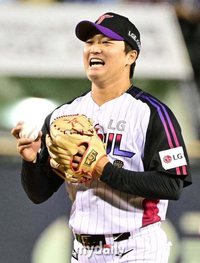 2026년 9월 4일 오후 서울 잠실구장에서 열린 '2026 신한 SOL KBO리그' 삼성 라이온즈와 LG 트윈스의 경기. LG 고우석이 4-3으로 승리한 뒤 기뻐하고 있다./잠실=유진형 기자