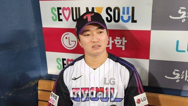 고우석이 9월 4일 서울 잠실야구장에서 열린 삼성 라이온즈전 승리 후 취재진과 인터뷰를 하고 있다./잠실=김경현 기자