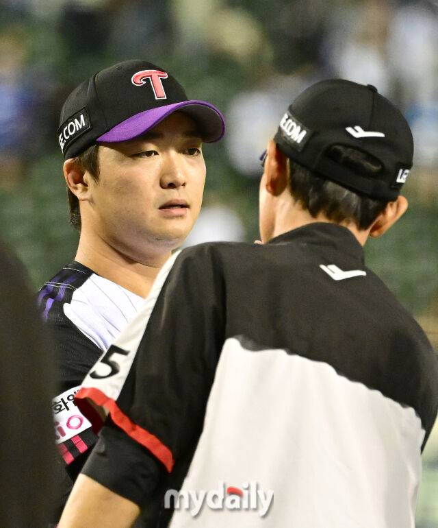 2026년 9월 4일 오후 서울 잠실구장에서 열린 '2026 신한 SOL KBO리그' 삼성 라이온즈와 LG 트윈스의 경기. LG 고우석이 4-3으로 승리한 뒤 염경엽 감독과 하이파이브를 하고 있다./잠실=유진형 기자