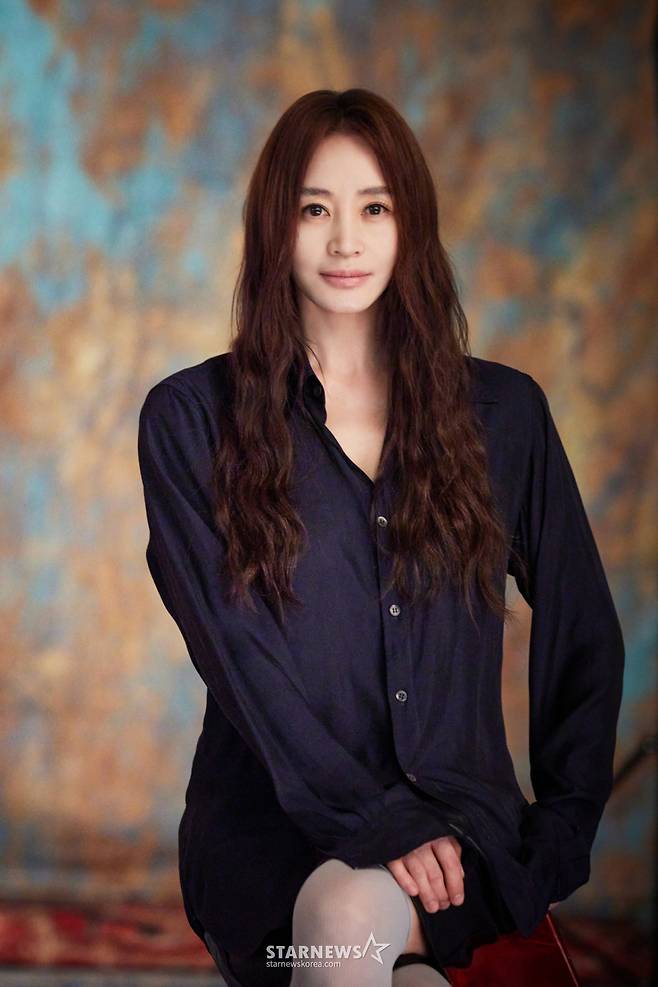 쿠팡플레이 드라마 '지금 불륜이 문제가 아닙니다'의 배우 김혜수가 13일 진행된 라운드 인터뷰를 위해 포즈를 취하고 있다. /사진제공=호두앤유엔터테인먼트 /2026.08.13 /사진=김휘선 hwijpg@
