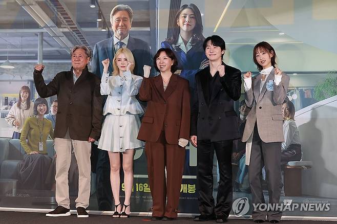 영화 '인턴' 주역들 (서울=연합뉴스) 강민지 기자 = 4일 서울 용산구 CGV용산아이파크몰에서 열린 영화 '인턴' 언론시사회에서 감독과 배우들이 포즈를 취하고 있다. 왼쪽부터 최민식, 한소희, 김도영 감독, 김준한, 류혜영. 2026.9.4 mjkang@yna.co.kr