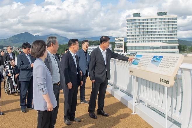 ◇고성군은 지난 5일 오전 이양수 국회의원, 함명준 고성군수, 함용빈 고성군의장, 이지영 강원도의원, 오호리 주민대표 등 관계자들이 참석한 가운데 송지호 바다하늘길의 개통식을 갖고 본격적인 손님맞이에 나섰다.
