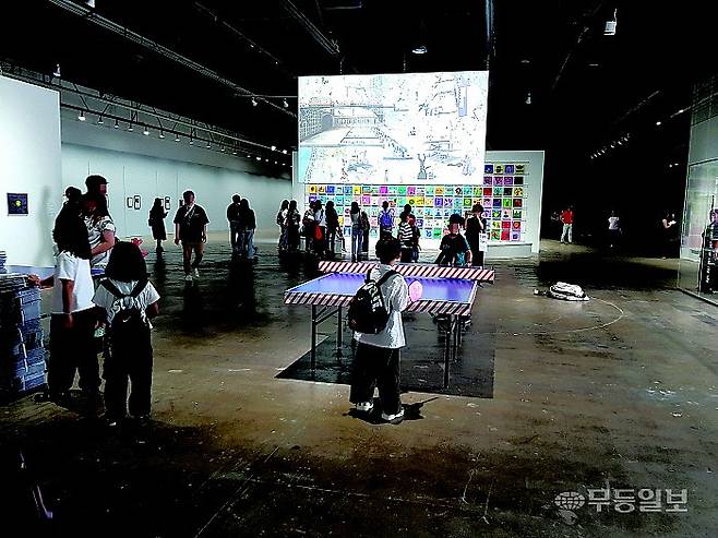 광주비엔날레 2전시실에서 어린이들이 율리우스 콜러가 선보인 탁구를 즐기고 있다.