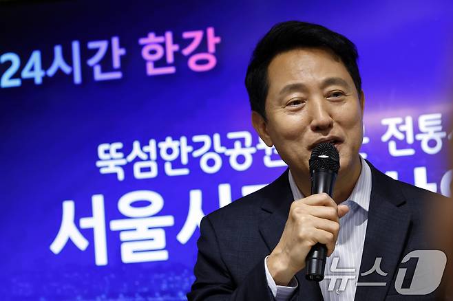 오세훈 서울시장이 31일 오후 서울시 광진구 자양동 뚝섬한강공원 내 복합문화공간 한강플플에서 지역 상인회 관계자들과 뚝섬한강공원 인근 전통시장-(골목형) 상점가 활성화 간담회를 하고 있다. 2026.7.31 ⓒ 뉴스1 박정호 기자