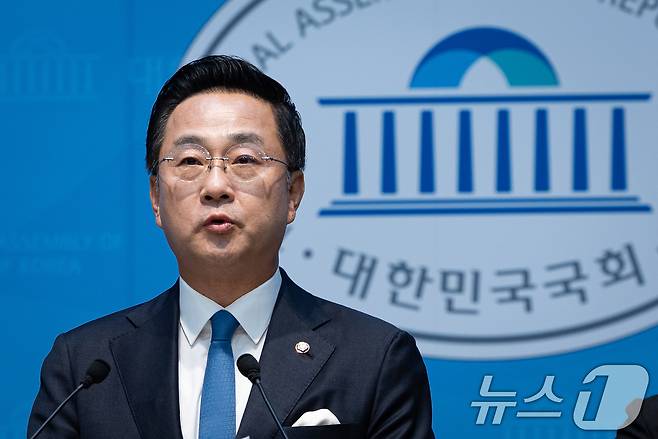 박성준 더불어민주당 수석대변인이 28일 서울 여의도 국회 소통관에서 청와대의 대법관 재제청 요청 관련 브리핑을 하고 있다. 2026.8.28 ⓒ 뉴스1 유승관 기자