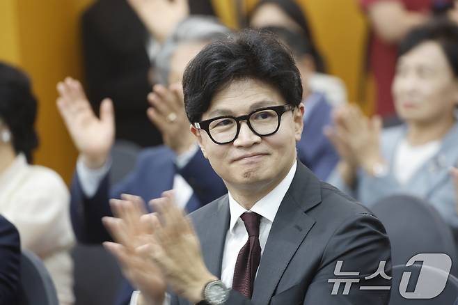 한동훈 무소속 의원이 2일 전남광주통합특별시 서구 홀리데이인 호텔에서 열린 김화진 국민의힘 전남광주통합특별시당 위원장 취임식에 참석해 박수를 치고 있다. 2026.9.2 ⓒ 뉴스1 김태성 기자