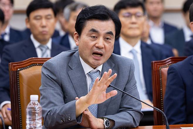 Defense Minister Ahn Gyu-back answers questions from lawmakers during the first plenary session of the National Assembly's Legislation and Judiciary Committee in Yeouido, western Seoul, on Aug. 19. NEWS1