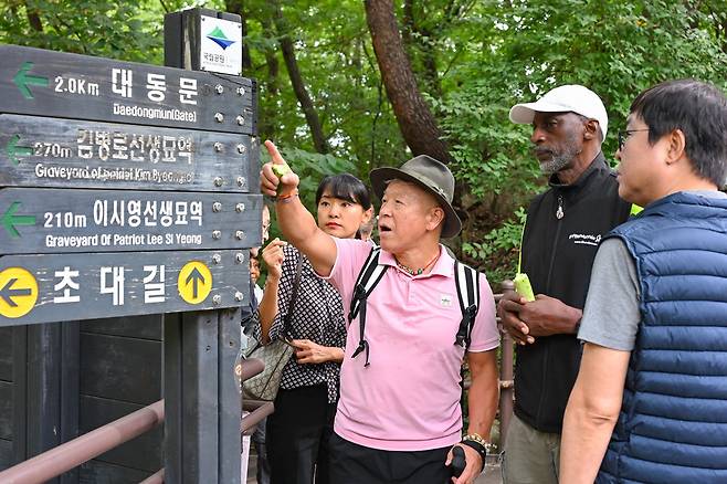 산악인 엄홍길 대장이 프랑스 랑도네협회 회원들에게 북한산 탐방코스에 대해 설명하고 있다.