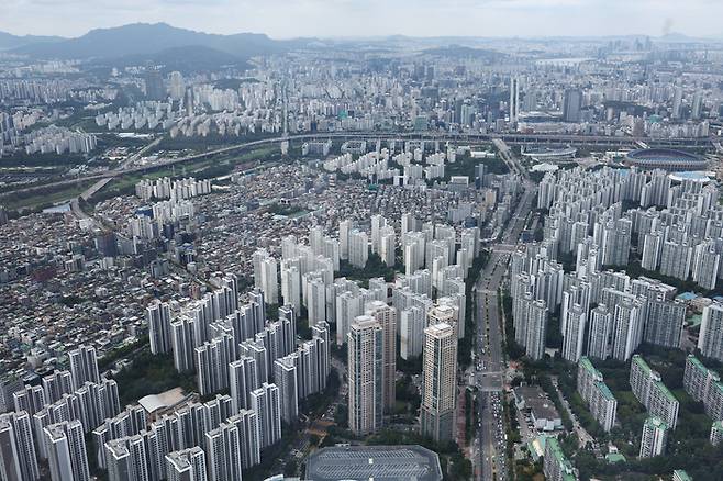 서울 송파구 롯데월드타워 전망대에서 바라본 아파트 단지. 뉴스1