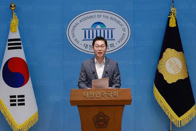 무소속 한동훈 의원 공수처에 고발하는 민주당 김동아 의원. 연합뉴스