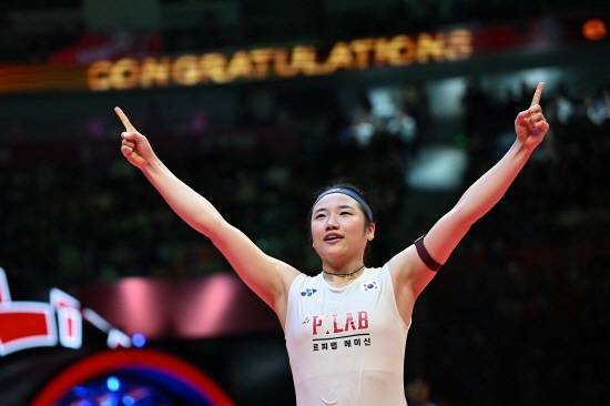 '배드민턴 여제' 안세영은 5일(한국시간) 중국 선전의 선전 아레나에서 열린 2026 BWF 월드투어 중국 마스터즈(슈퍼 750) 준결승에서 야마구치 아카네(일본)을 게임스코어 2-0(21-13 21-15)로 이겼다. 여자단식 세계 1위 안세영은 이날 승리로 올해 참가한 9차례 국제대회 개인전 중 부상으로 기권한 일본 오픈을 제외하고 8차례 결승에 오르는 위업을 달성했다. 앞선 7차례 결승전 중엔 전영 오픈 제외하고 6차례 우승했다. 안세영은 6일 오후 2시 같은 장소에서 세계 9위 미야자키 도모카(일본)와 결승전을 치른다. 연합뉴스