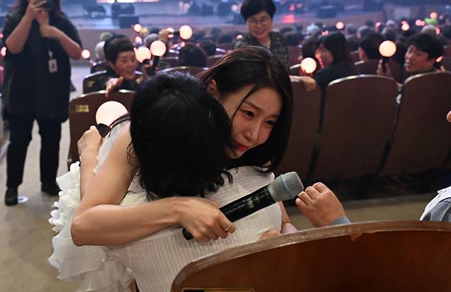 5일 강원대 춘천캠퍼스 백령아트센터에서 열린 '2026 미스트롯4 전국투어 콘서트 in 춘천' 콘서트에서 미스트롯4 진(眞)에 오른 춘천출신 이소나가 공연 도중 관객석에서 몰래 응원하던 모친 발견하자 부둥켜 안으며 눈물을 흘리고 있다. 박승선기자