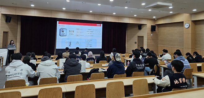 ◇알몬티대한중석이 강원지역 인재 채용과 전문인력 양성을 위해 올 7월 말 강원대에서 캠퍼스 리크루팅 행사를 열고 학생들에게 상동광산 재개발 사업과 텅스텐 산업, 채용 분야 등을 설명하고 있다.