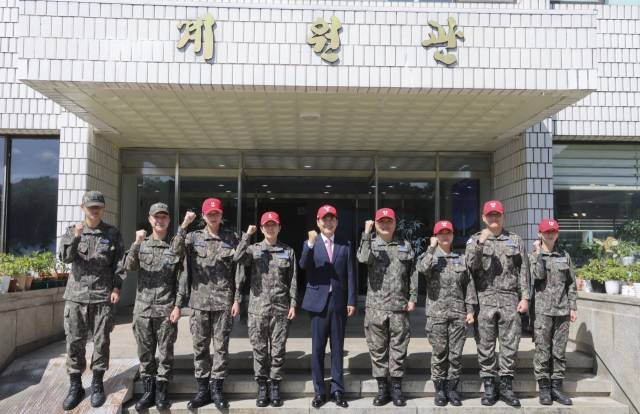 국민의힘 장동혁 대표가 7일 충북 청주시 상당구 공군사관학교를 방문해 자신이 교관으로 복무했던 군사훈련처에서 장병들과 기념 촬영하고 있다. 94기 공군사관후보생인 장 대표는 지난 1995년부터 1998년까지 공사에서 복무한 뒤 중위 전역했다. 연합뉴스