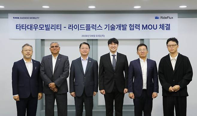 사진설명:(왼쪽부터)이윤규 타타대우 연구소장, 아닐 신하 타타대우 부사장, 김태성 타타대우 사장, 박중희 라이드플럭스 대표, 강혁 라이드플럭스 CFO, 임종철 라이드플럭스 전략 부문장이 MOU 체결 후 기념촬영을 하고 있다. (사진=라이드플럭스)