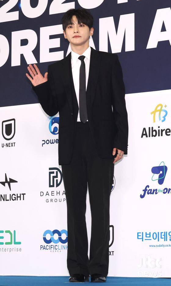 가수 성리가 27일 오후 경기도 킨텍스에서 열린 '2026 케이 월드 드림 어워즈' 블루카펫 행사에 참석해 포토타임을 갖고 있다. 박세완 엔터뉴스팀 기자 park.sewan@jtbc.co.kr