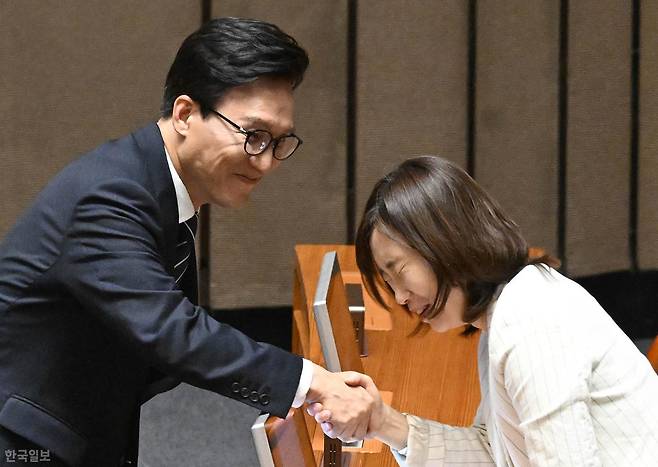 김민석 더불어민주당 대표가 7일 국회 본회의장에서 열린 제439회 국회(정기회) 제03차 본회의에서 국정에 관한 교섭단체 대표연설을 마치고 발언대를 나서며 국민의힘 소속 김소희 의원과 악수하고 있다. 서재훈 기자