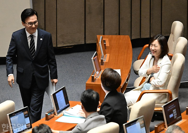 김민석 더불어민주당 대표가 7일 국회 본회의장에서 열린 제439회 국회(정기회) 제03차 본회의에서 국정에 관한 교섭단체 대표연설을 마치고 발언대를 나서며 국민의힘 소속 김소희(오른쪽) 의원과 악수를 마치고 이동하고 있다. 서재훈 기자