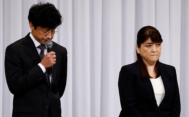 일본 대형 연예기획사 쟈니스(현 스마일업)의 후지시마 주리 게이코(오른쪽) 전 사장과 히가시야마 노리유키 신임 사장이 2023년 9월 7일 도쿄에서 기자회견을 열고 소속사의 성착취 문제에 대해 사과하고 있다. 도쿄=로이터 연합뉴스