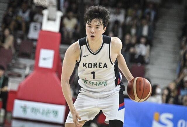 드리블을 하는 이현중의 모습./대한민국농구협회 제공
