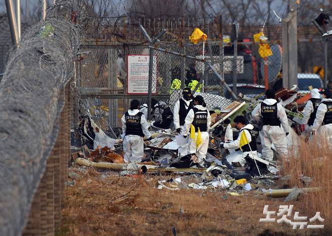 지난해 12월 29일 무안국제공항 여객기 참사 사고현장에서 소방대원들이 수습작업을 하고 있다. 무안(전남)=황진환 기자