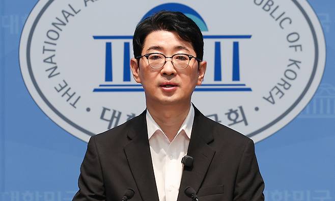 국민의힘 주진우 의원이 지난 6일 서울 여의도 국회 소통관에서 김승원 법무부 장관 후보자 가족에 대한 의혹 제기 기자회견을 하고 있다. 뉴시스