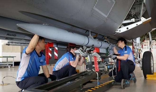 2023년 5월 9일 경남 사천 한국항공우주산업(KAI) 본사 격납고에서 관계자들이 KF-21 시제기에 유럽 MBDA의 장거리 공대공미사일 ‘미티어’를 장착하고 있다. 국내에서는 KF-21에 탑재할 국산 장거리 공대공미사일 개발이 추진되고 있다. 연합뉴스 자료사진