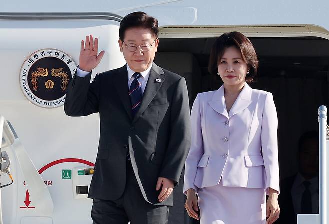 프랑스를 국빈 방문한 이재명 대통령과 김혜경 여사가 6일(현지시간) 프랑스 니스 코트다쥐르 공항에 도착한 공군 1호기에서 환영객에게 인사하고 있다. ⓒ연합뉴스