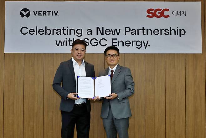 SGC에너지가 글로벌 디지털 인프라 기업 버티브 홀딩스(Vertiv Holdings)와 AI 데이터센터 사업 관련 업무협약(MOU)을 체결했다고 8일 밝혔다. 황세훈 SGC에너지 상무(오른쪽)와 조던 코 Vertiv Asia 엔터프라이즈 세일즈 및 이머징 마켓 담당 시니어 디렉터(왼쪽)가 AI 데이터센터 사업에 대한 MOU 체결 후, 기념촬영을 하고 있다. (SGC에너지 제공)