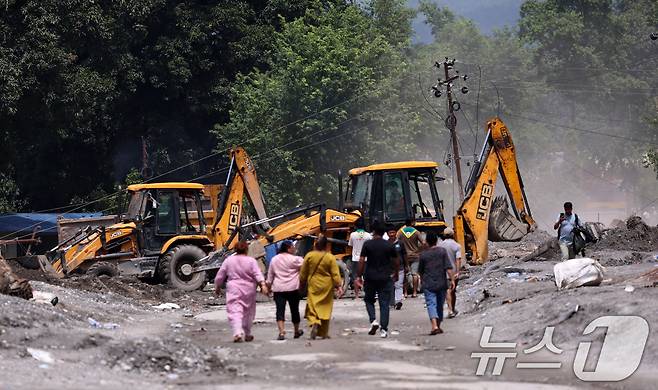 네팔과 중국 티베트 국경 히말라야 산악지대에 대규모 산사태와 홍수가 일어난지 13일째인 7일(현지시간) 네팔 누와코트 지역 데비가트에서 중장비를 이용한 복구작업이 이뤄지고 있다. 2026.9.7 ⓒ 카트만두=뉴스1 구윤성 기자