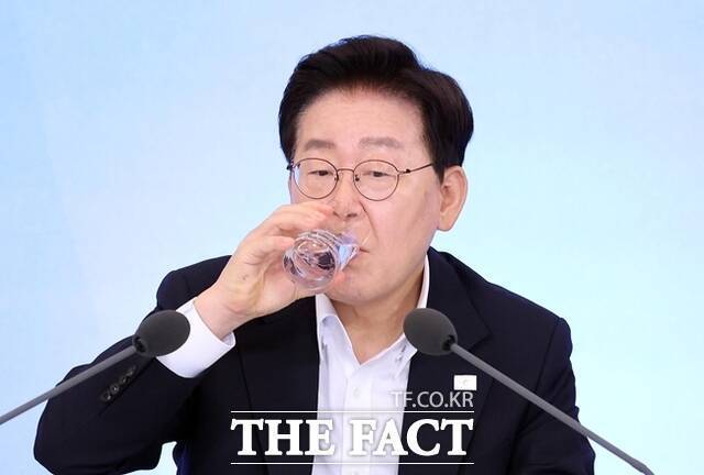 이재명 정부의 2차 개각 명단에 오른 장관 후보자들이 숱한 의혹에 직면하면서, 초대 내각 구성 과정에서 벌어졌던 낙마 잔혹사가 재현될 수 있다는 우려가 나온다. 사진은 이재명 대통령이 지난달 12일 청와대에서 열린 '미래성장동력 7대 SEED 보고회'에서 물을 마시고 있는 모습. /뉴시스