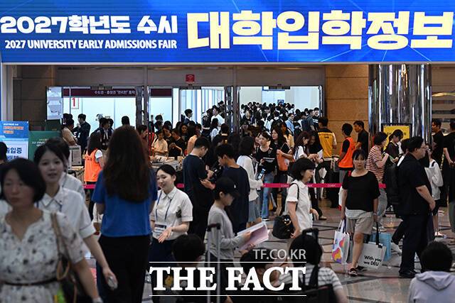 2027학년도 대학입시 수시모집 원서 접수가 시작된 가운데 수험생과 학부모들 사이에서 비싼 전형료를 토로하는 목소리가 나온다. 8일 <더팩트>가 서울 주요 대학 29곳을 조사한 결과 동국대 실기전형 스포츠문화학과가 16만2000원으로 이번 수시에서 제일 비싼 전형료를 기록했다. 이화여대 무용과는 15만원, 서울대 국악과는 13만5000원, 서울대 피아노학과·관현악과는 각각 12만원으로 뒤를 이었다. /송호영 기자