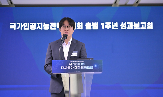 하정우 국가인공지능전략위원회 상근부위원장이 8일 오후 서울 중구 서울스퀘어에서 진행된 출범 1주년 기자간담회에서 인사말을 하고 있다. 국가인공지능전략위원회