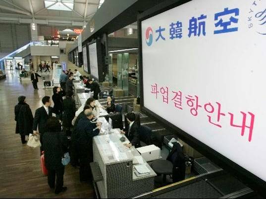 대한항공 창구에 파업결항 안내가 표시되고 있다. /조선DB