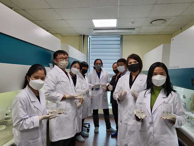아시아 7개국 산림분야 전문가가 국립백두대간수목원에서 종자보전 관련 교육을 하며 기념사진을 촬영하고 있다. 한국수목원정원관리원 제공