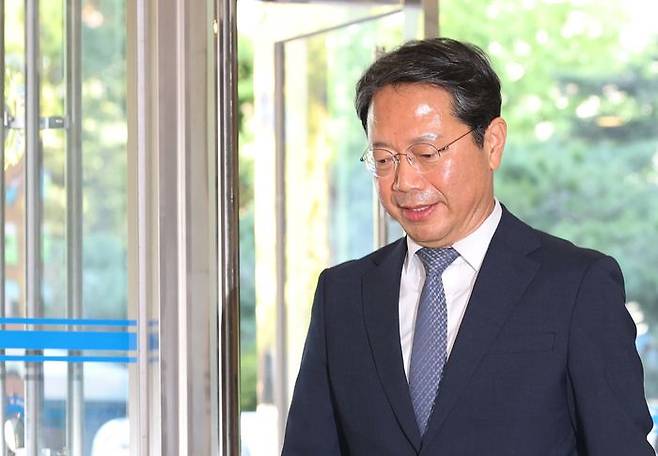 김승원 법무부 장관 후보자가 7일 서울 종로구 적선현대빌딩에 마련된 인사청문회 준비 사무실로 출근하고 있다. ⓒ연합뉴스