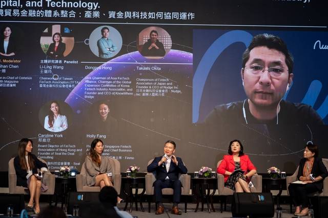 FinTechOn 2026 & Asia Summit에서 패널 발표 중인 홍동표 대표(가운데). (노웨어브릿지 제공)