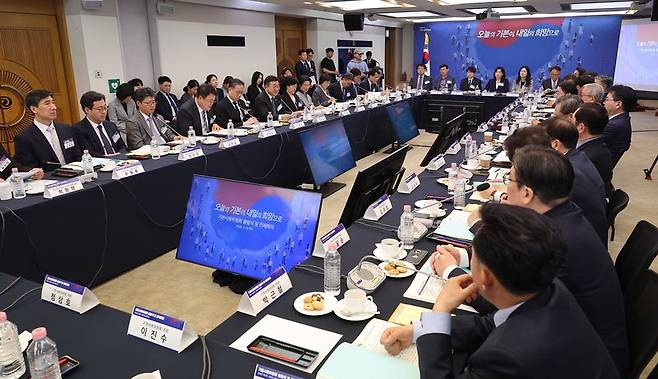 윤호중 행정안전부 장관이 14일 서울 중구 한국프레스센터에서 열린 기본사회위원회 출범식 및 전체회의에서 모두발언을 하고 있다. 2026.4.14 ⓒ 뉴스1 김성진 기자 /사진=뉴스1