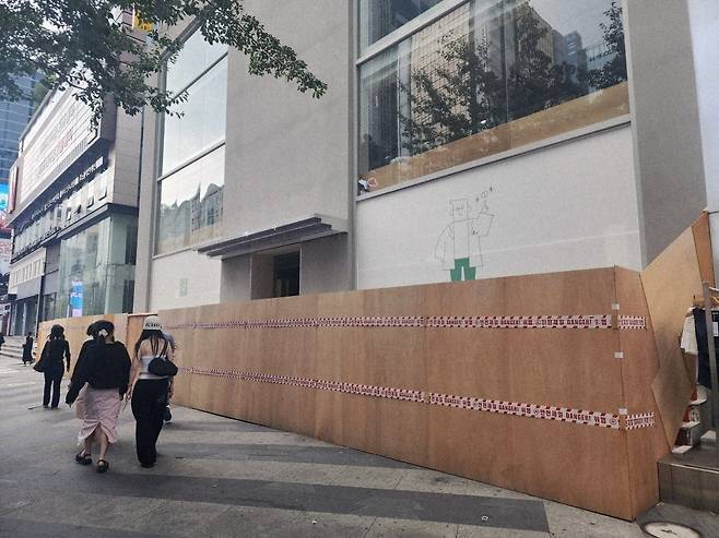 강남역 11번 출구 도레미약국 공사 현상. (사진=최수진 기자)